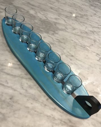 Longboard surfboard beer flight with fin shaped handle