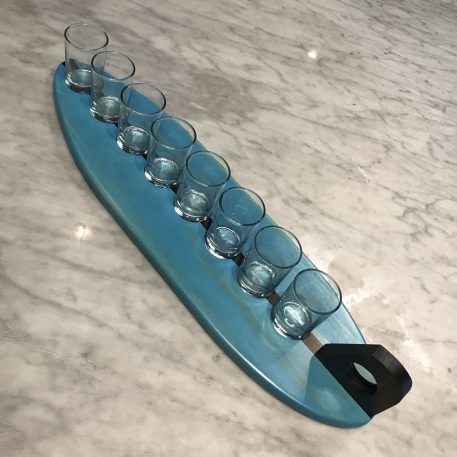 Longboard surfboard beer flight with fin shaped handle