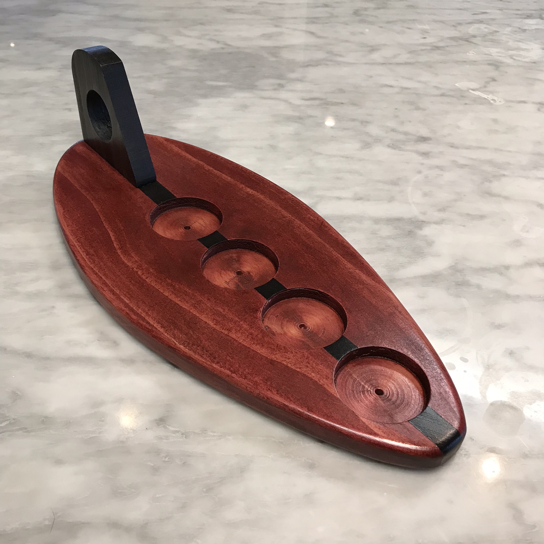 Shortboard surfboard beer flight with fin shaped handle