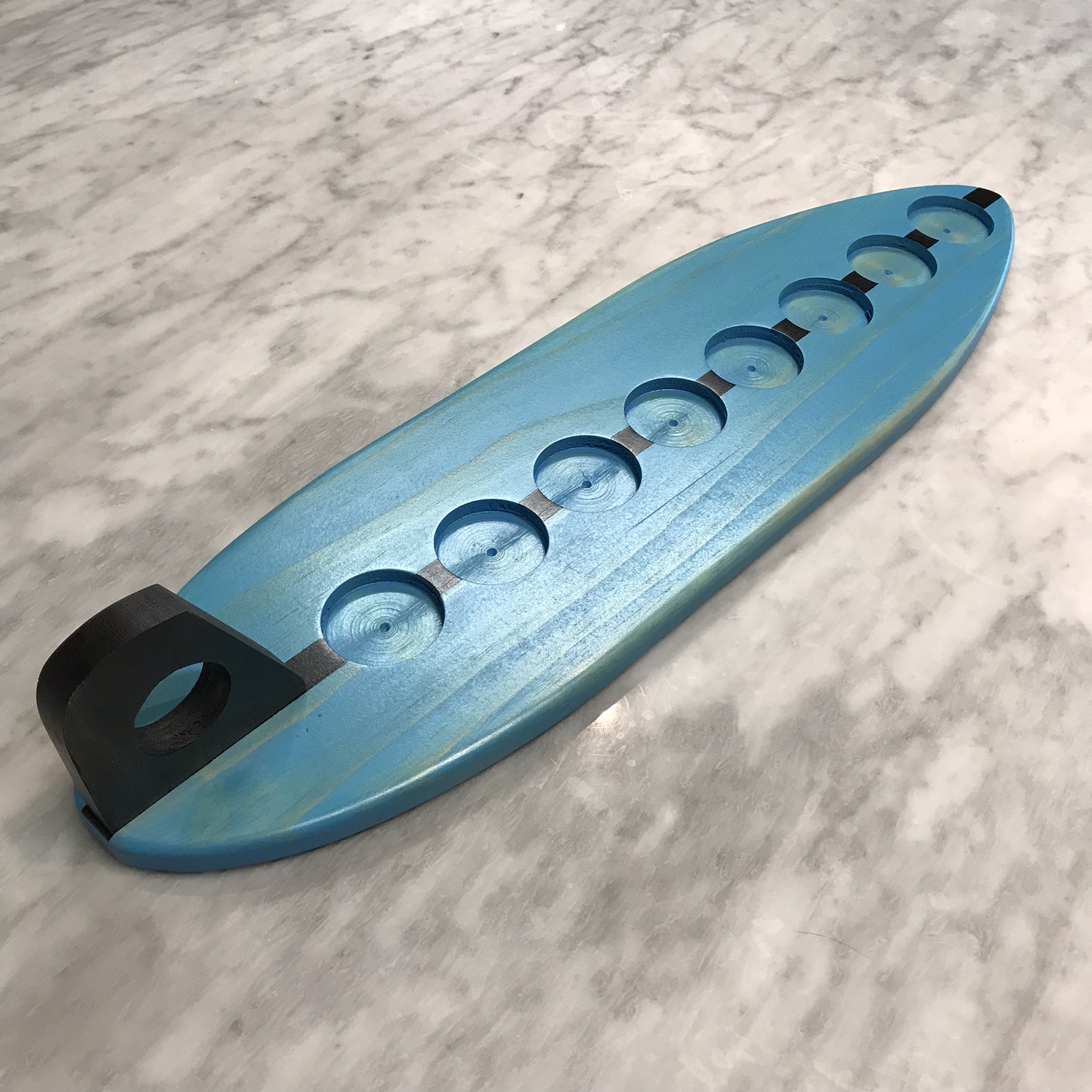 Longboard surfboard beer flight with fin shaped handle